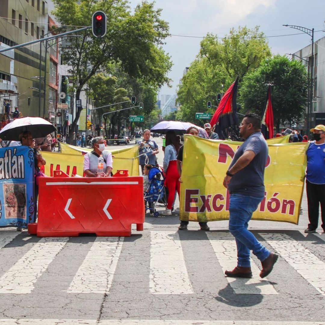 Bloqueo en José María Izazaga y 20 de Noviembre, en la Ciudad de México.
